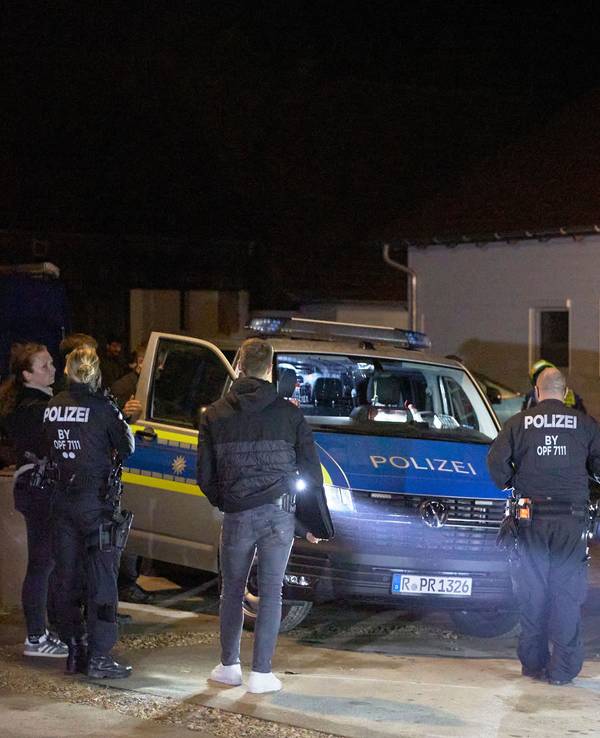 09.10.2026, Bayern, Berngau: Die Polizei sichert den Tatort rund um das Haus des Tatverdächtigen. Bei einer Waffenkontrolle in der Oberpfalz sind eine Mitarbeiterin und ein Mitarbeiter des Landratsamts Neumarkt erschossen worden. Foto: Tizian Gerbing/dpa +++ dpa-Bildfunk +++