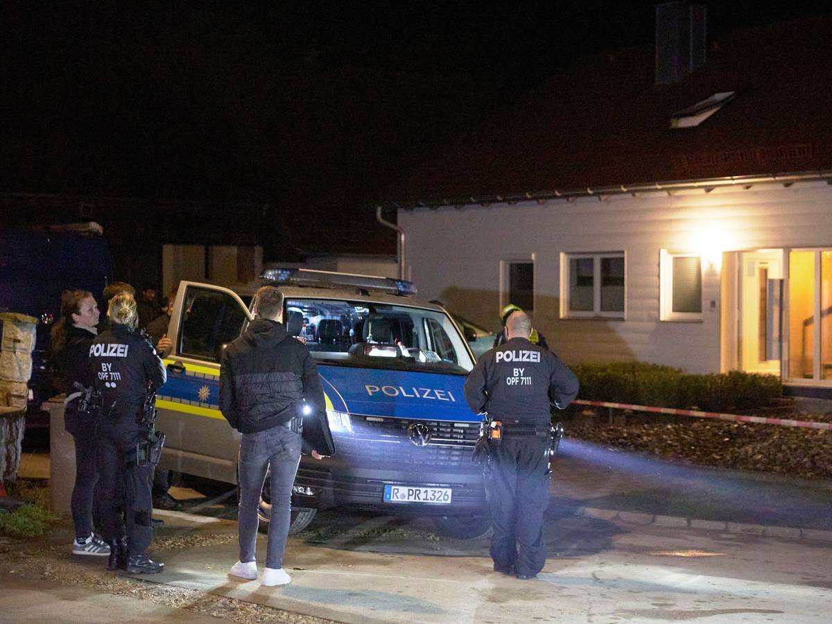 09.10.2026, Bayern, Berngau: Die Polizei sichert den Tatort rund um das Haus des Tatverdächtigen. Bei einer Waffenkontrolle in der Oberpfalz sind eine Mitarbeiterin und ein Mitarbeiter des Landratsamts Neumarkt erschossen worden. Foto: Tizian Gerbing/dpa +++ dpa-Bildfunk +++