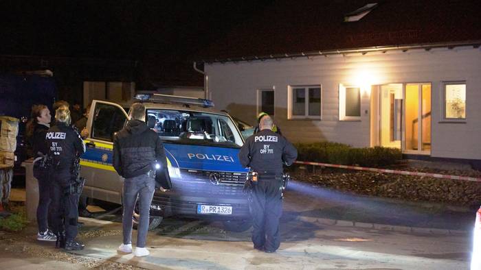 09.10.2026, Bayern, Berngau: Die Polizei sichert den Tatort rund um das Haus des Tatverdächtigen. Bei einer Waffenkontrolle in der Oberpfalz sind eine Mitarbeiterin und ein Mitarbeiter des Landratsamts Neumarkt erschossen worden. Foto: Tizian Gerbing/dpa +++ dpa-Bildfunk +++