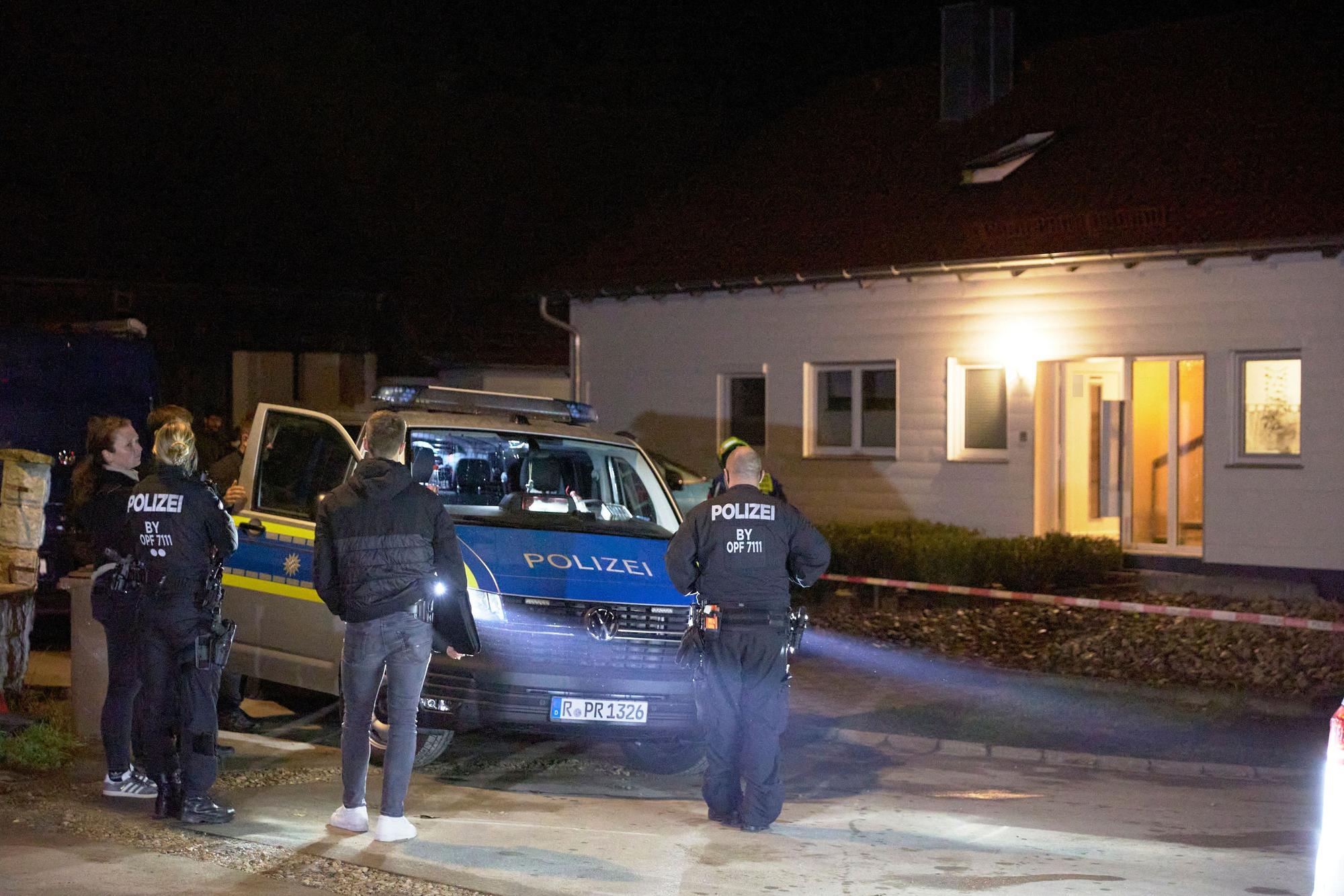 09.10.2026, Bayern, Berngau: Die Polizei sichert den Tatort rund um das Haus des Tatverdächtigen. Bei einer Waffenkontrolle in der Oberpfalz sind eine Mitarbeiterin und ein Mitarbeiter des Landratsamts Neumarkt erschossen worden. Foto: Tizian Gerbing/dpa +++ dpa-Bildfunk +++