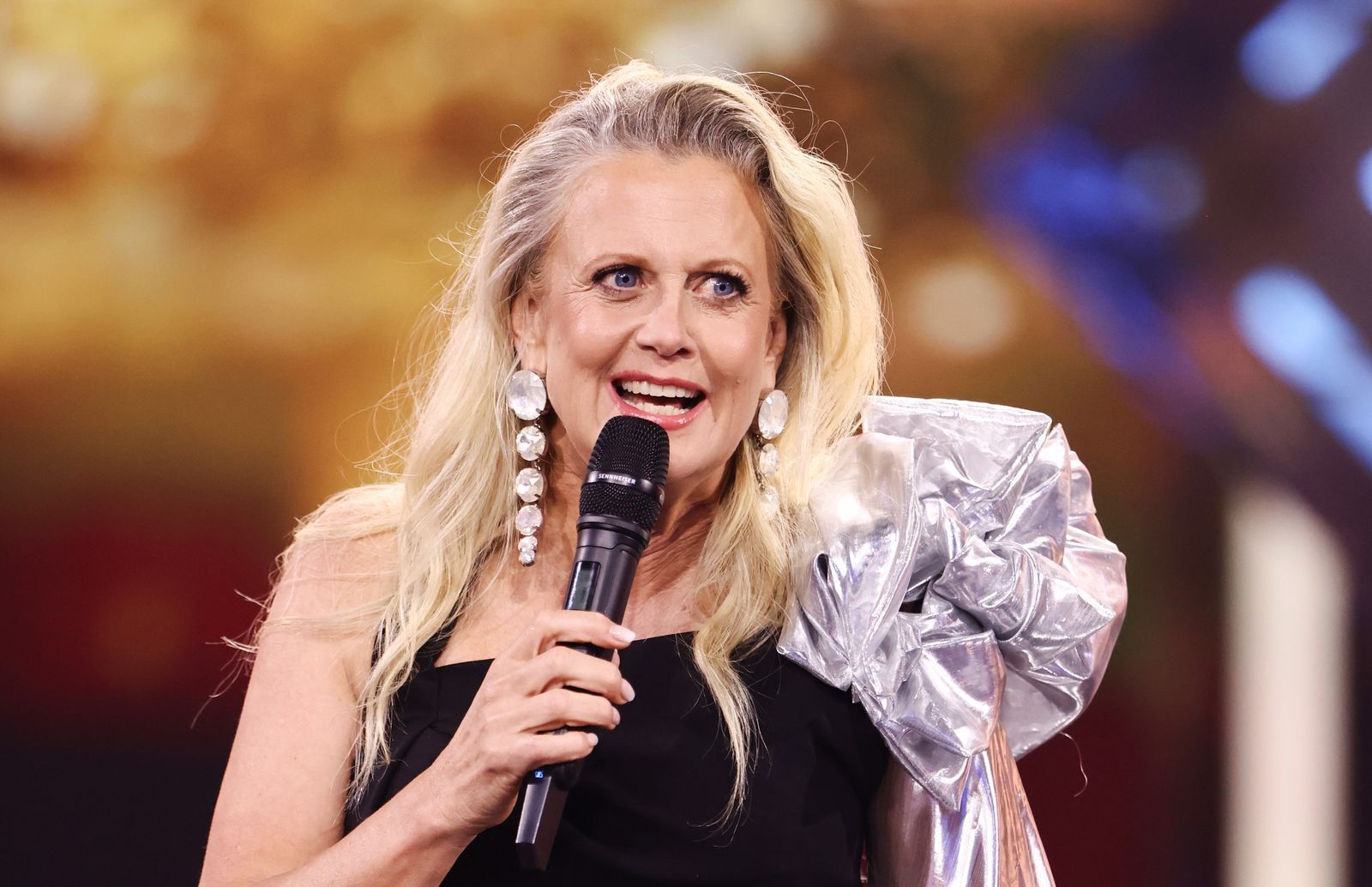 Barbara Schöneberger in ihrem Element: Als Moderatorin großer Galas, wie hier beim Deutschen Fernsehpreis 2026, überzeugt sie seit Jahren. (Bild: 2026 Getty Images/Joshua Sammer)
