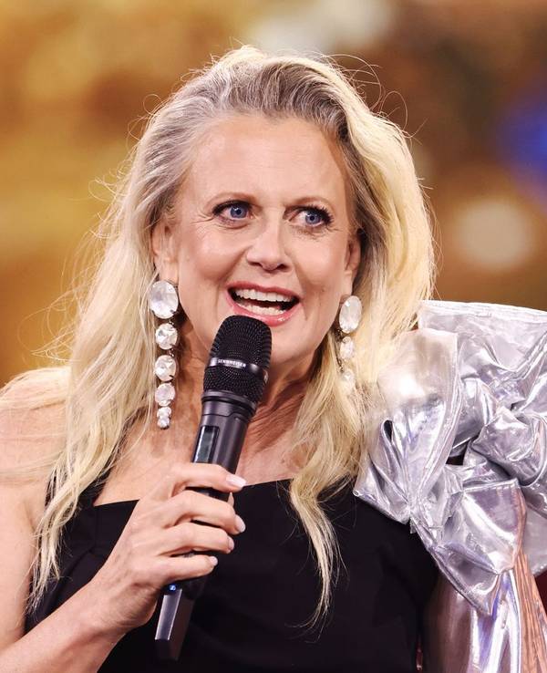 Barbara Schöneberger in ihrem Element: Als Moderatorin großer Galas, wie hier beim Deutschen Fernsehpreis 2026, überzeugt sie seit Jahren. (Bild: 2026 Getty Images/Joshua Sammer)