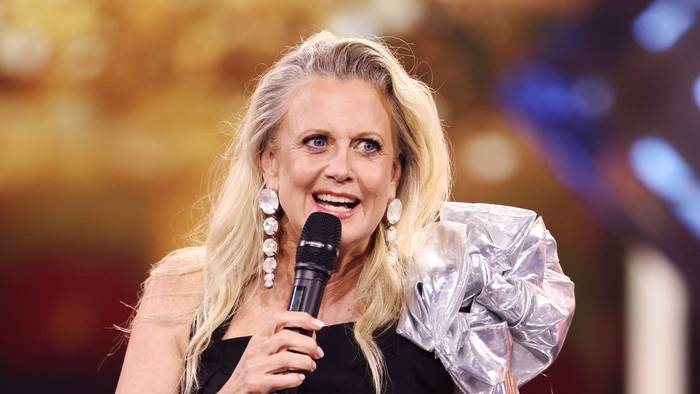 Barbara Schöneberger in ihrem Element: Als Moderatorin großer Galas, wie hier beim Deutschen Fernsehpreis 2026, überzeugt sie seit Jahren. (Bild: 2026 Getty Images/Joshua Sammer)