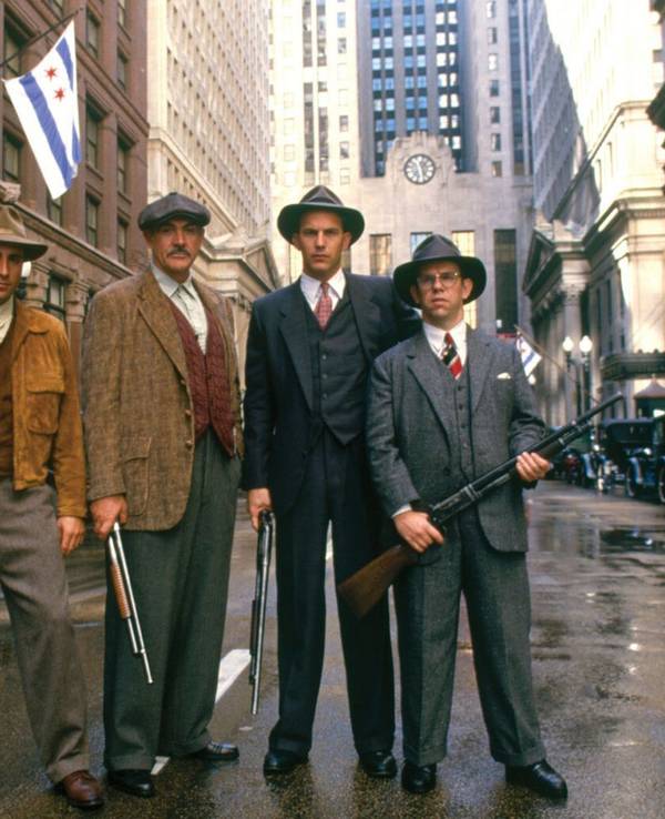 Eine kleine Gruppe von Ermittlern stellt sich der Herausforderung, keinen Geringeren als Gangsterboss Al Capone dingfest zu machen. Von links: George Stone (Andy Garcia), Jim Malone (Sean Connery), Eliot Ness (Kevin Costner) und Oscar Wallace (Charles Martin Smith). (Bild: RBB/ARD Degeto/2025 by Paramount Pictures)