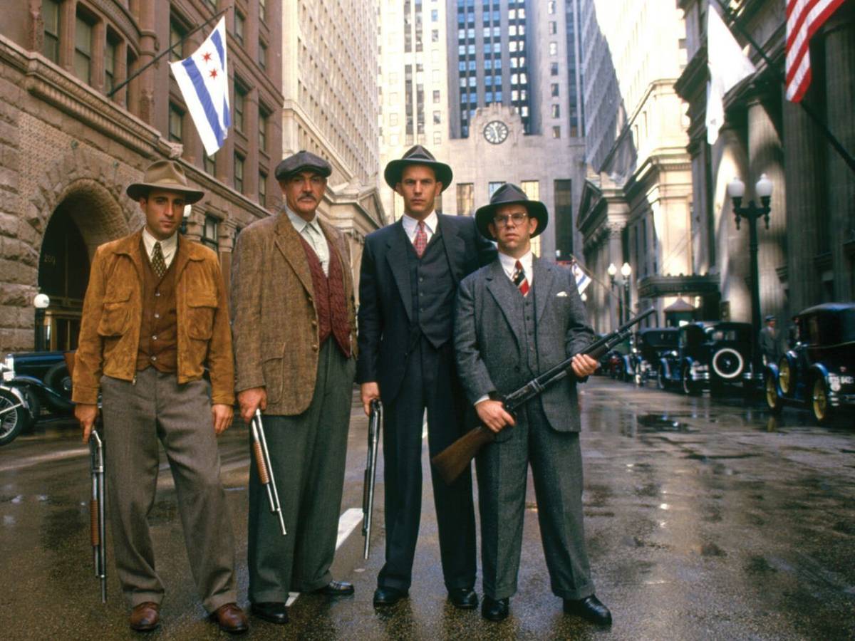 Eine kleine Gruppe von Ermittlern stellt sich der Herausforderung, keinen Geringeren als Gangsterboss Al Capone dingfest zu machen. Von links: George Stone (Andy Garcia), Jim Malone (Sean Connery), Eliot Ness (Kevin Costner) und Oscar Wallace (Charles Martin Smith). (Bild: RBB/ARD Degeto/2025 by Paramount Pictures)