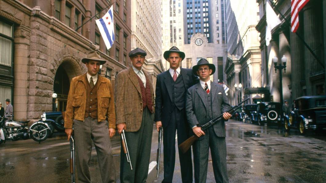 Eine kleine Gruppe von Ermittlern stellt sich der Herausforderung, keinen Geringeren als Gangsterboss Al Capone dingfest zu machen. Von links: George Stone (Andy Garcia), Jim Malone (Sean Connery), Eliot Ness (Kevin Costner) und Oscar Wallace (Charles Martin Smith). (Bild: RBB/ARD Degeto/2025 by Paramount Pictures)