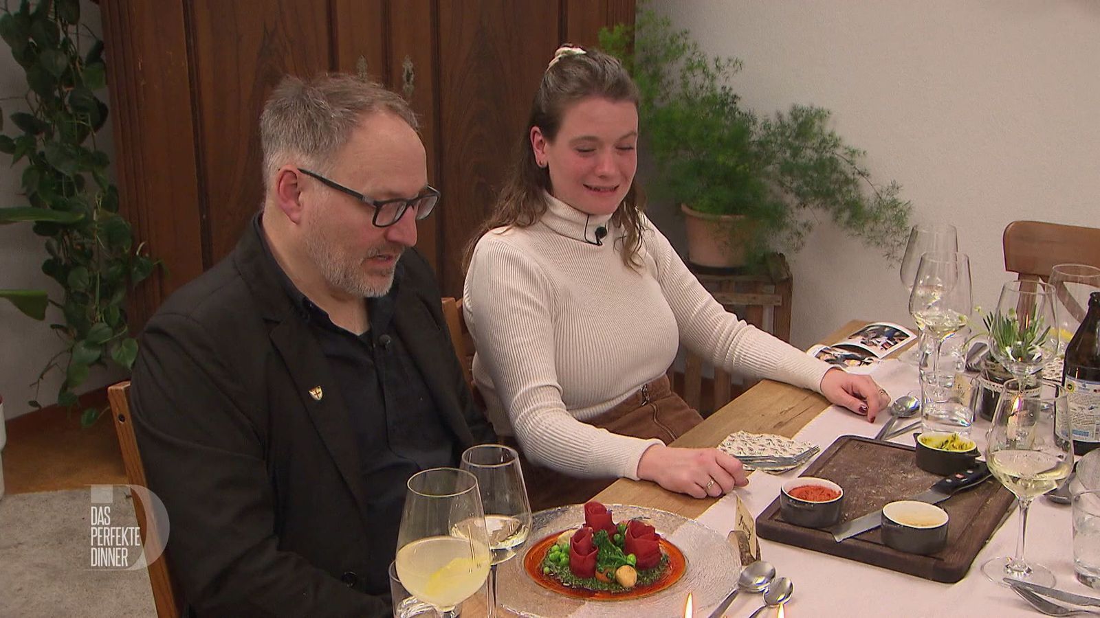 Harry und Elise können kaum glauben, welches Kunstwerk sich hinter den Nudeln mit Pesto verbirgt.
 (Bild: RTL)