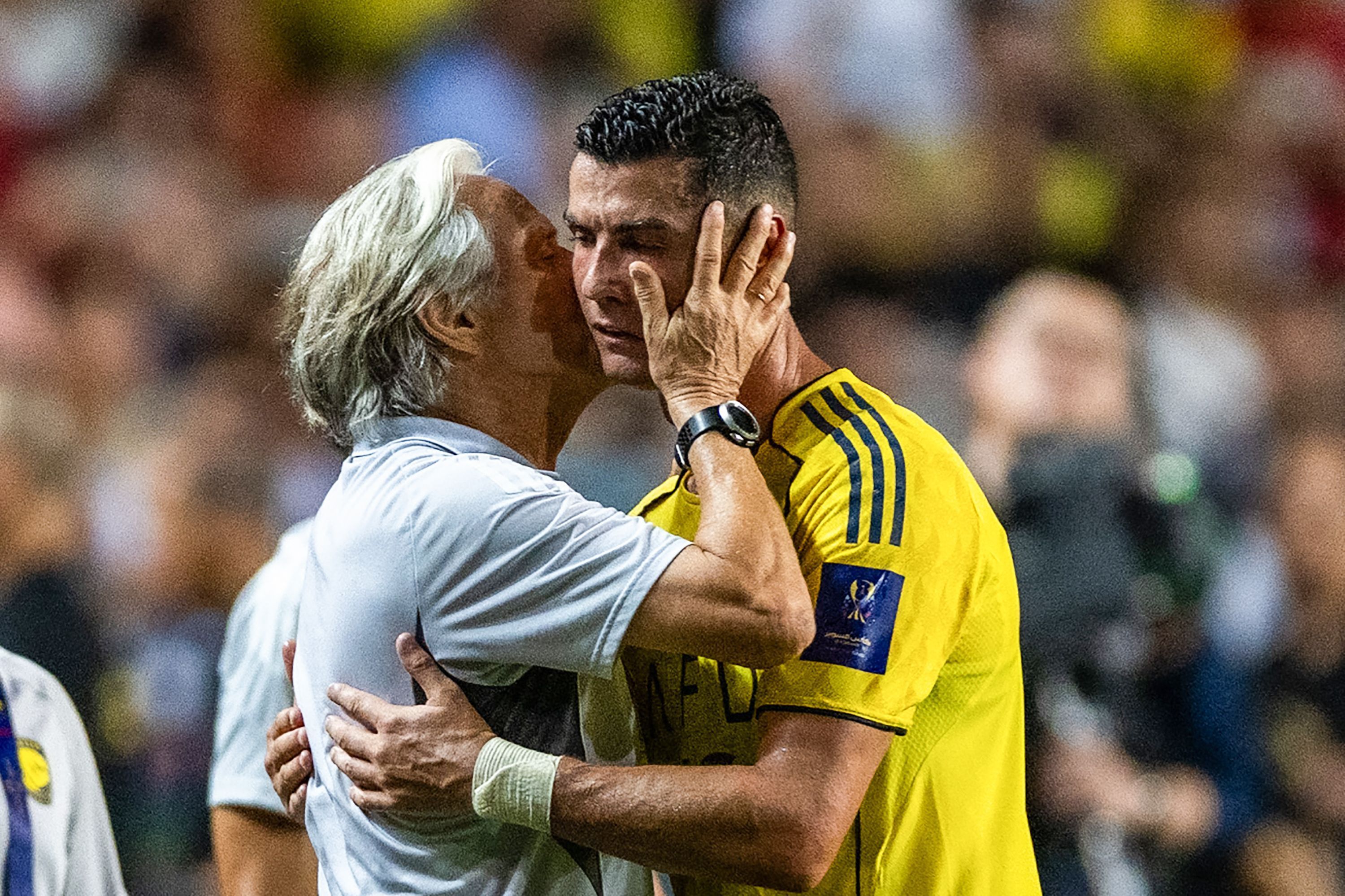Jorge Jesus küsst Cristiano Ronaldo bei Al-Nassr in Saudi-Arabien auf die Wange.