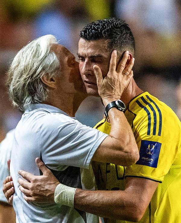 Jorge Jesus küsst Cristiano Ronaldo bei Al-Nassr in Saudi-Arabien auf die Wange.
