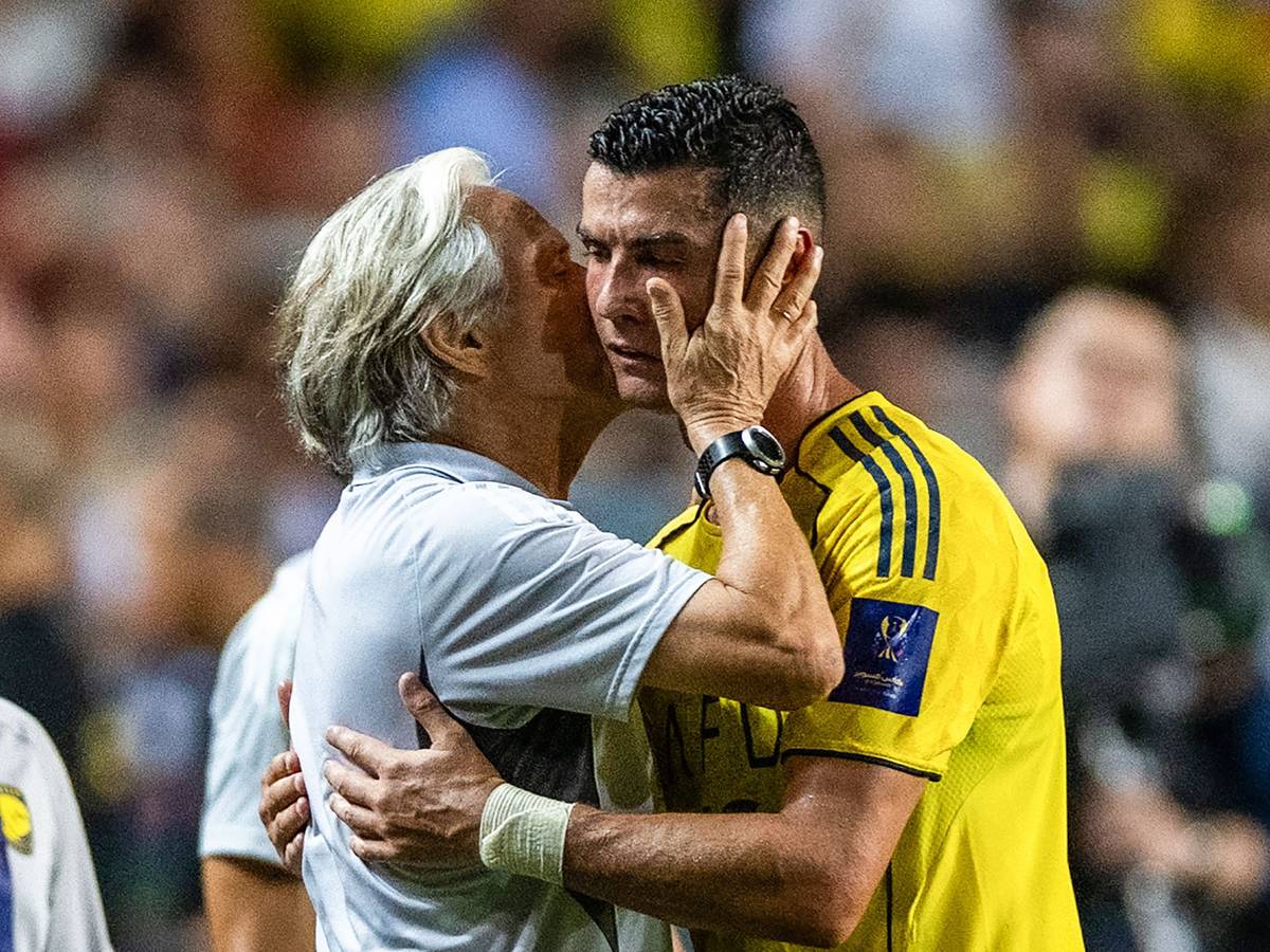 Jorge Jesus küsst Cristiano Ronaldo bei Al-Nassr in Saudi-Arabien auf die Wange.