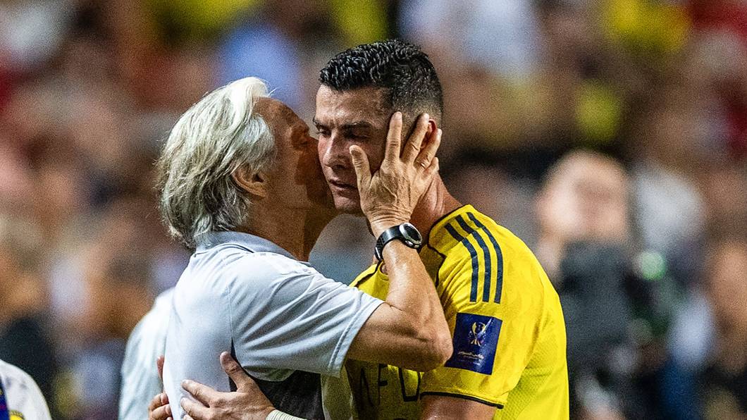 Jorge Jesus küsst Cristiano Ronaldo bei Al-Nassr in Saudi-Arabien auf die Wange.