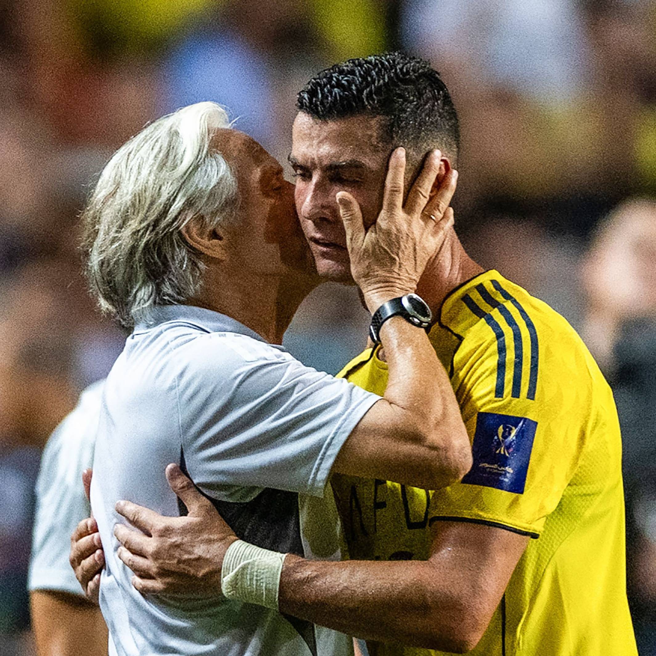 Jorge Jesus küsst Cristiano Ronaldo bei Al-Nassr in Saudi-Arabien auf die Wange.