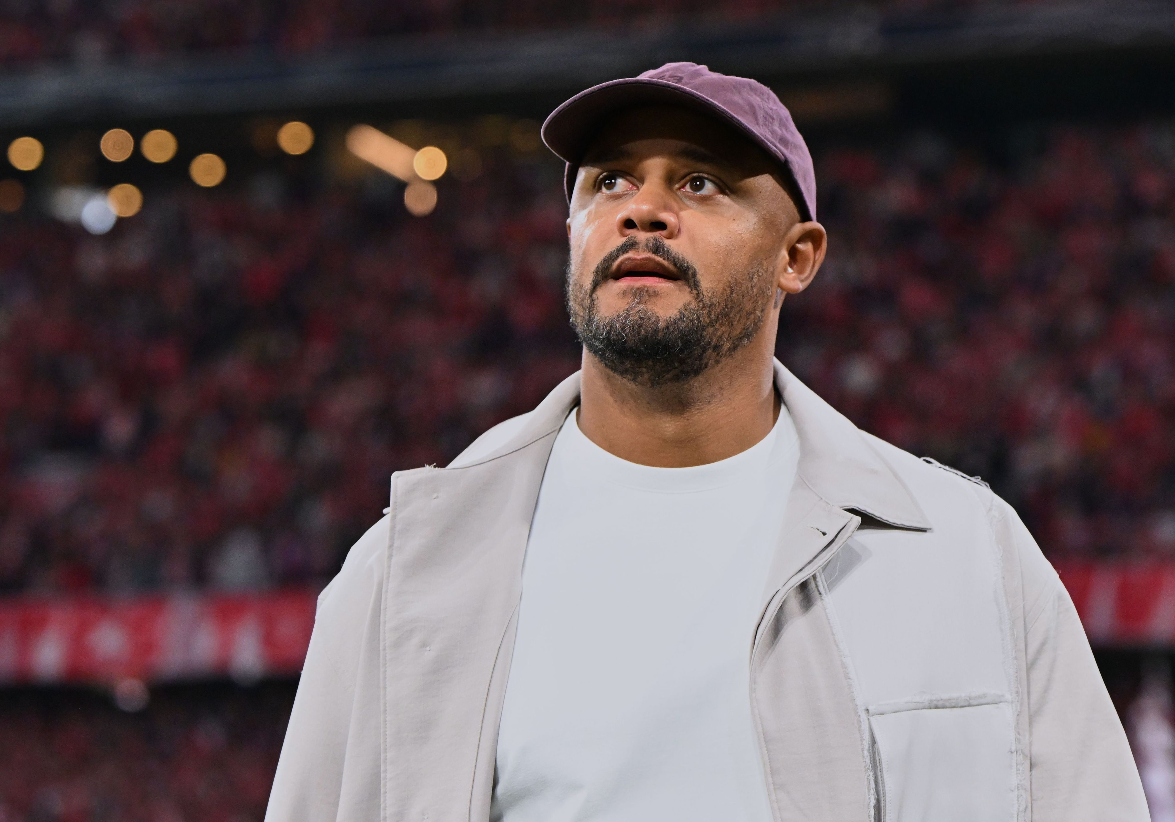Trainer Vincent Kompany vom FC Bayern kommt vor dem Spiel in das Stadion.