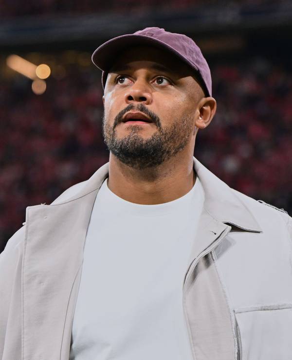 Trainer Vincent Kompany vom FC Bayern kommt vor dem Spiel in das Stadion.