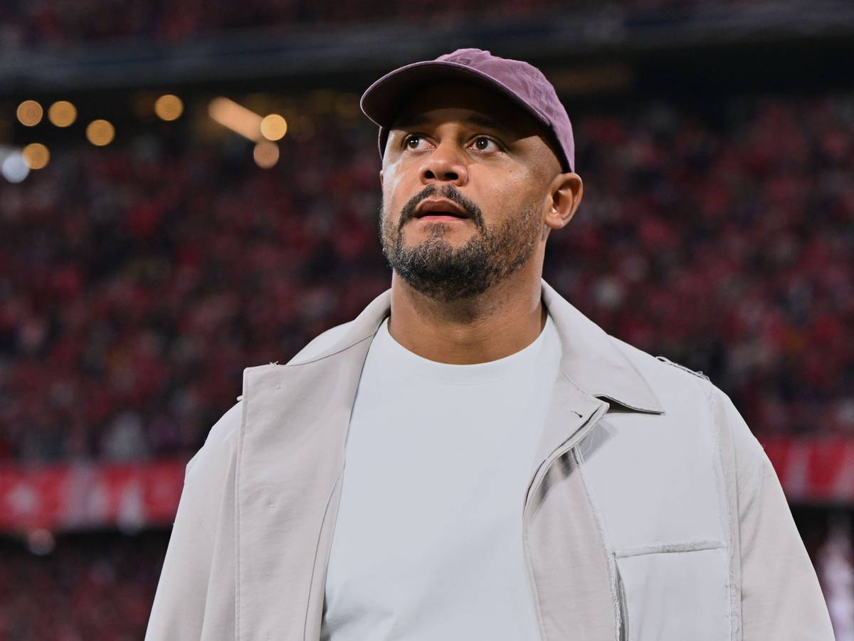 Trainer Vincent Kompany vom FC Bayern kommt vor dem Spiel in das Stadion.