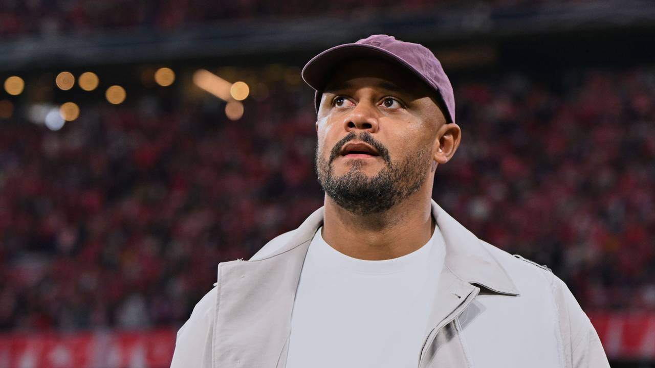 Trainer Vincent Kompany vom FC Bayern kommt vor dem Spiel in das Stadion.