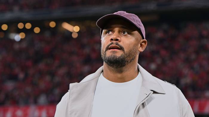 Trainer Vincent Kompany vom FC Bayern kommt vor dem Spiel in das Stadion.