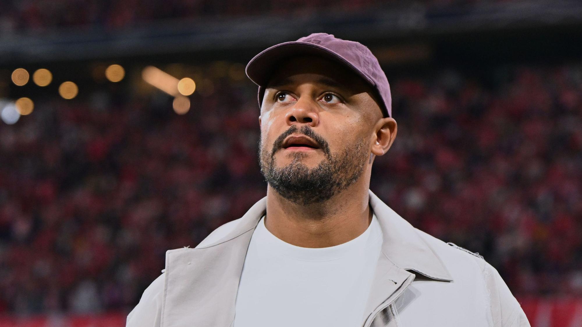 Trainer Vincent Kompany vom FC Bayern kommt vor dem Spiel in das Stadion.