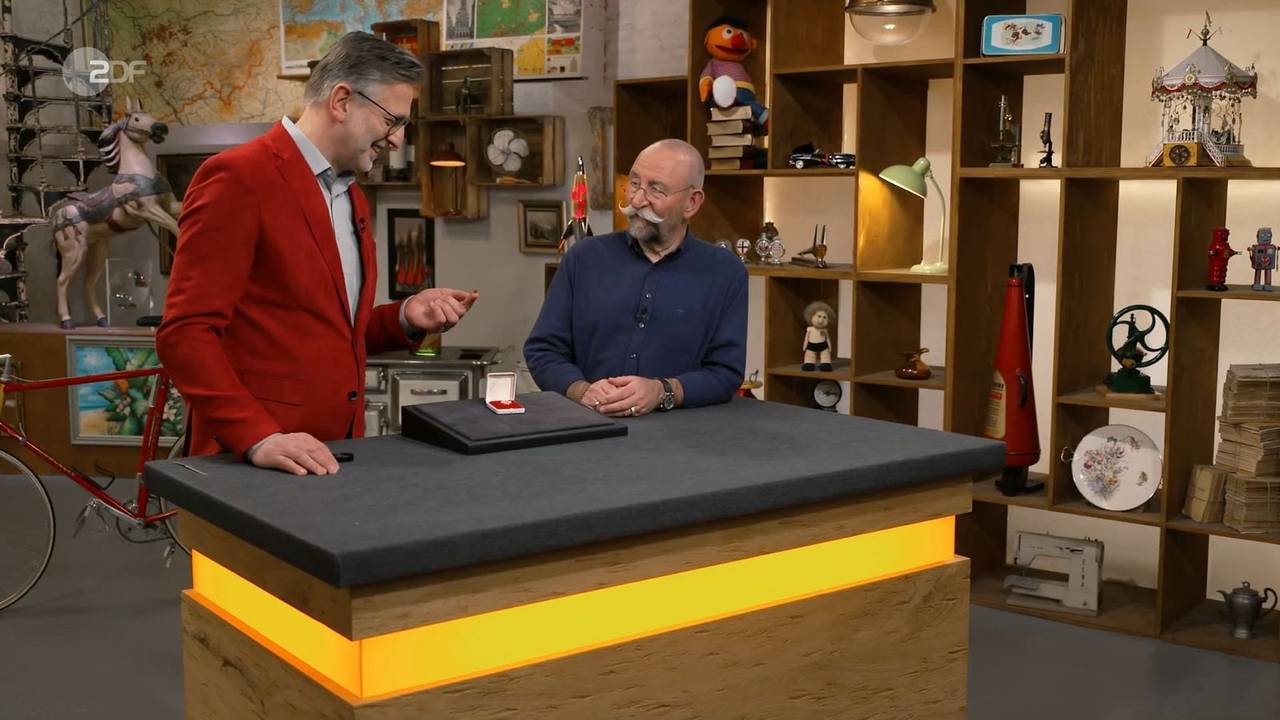 Diese Rarität war so winzig klein, dass Horst Lichter sie fast übersehen hätte. Und doch gab es dafür im „Bares für Rares“-Händlerraum große Gebote.
(Bild: ZDF)