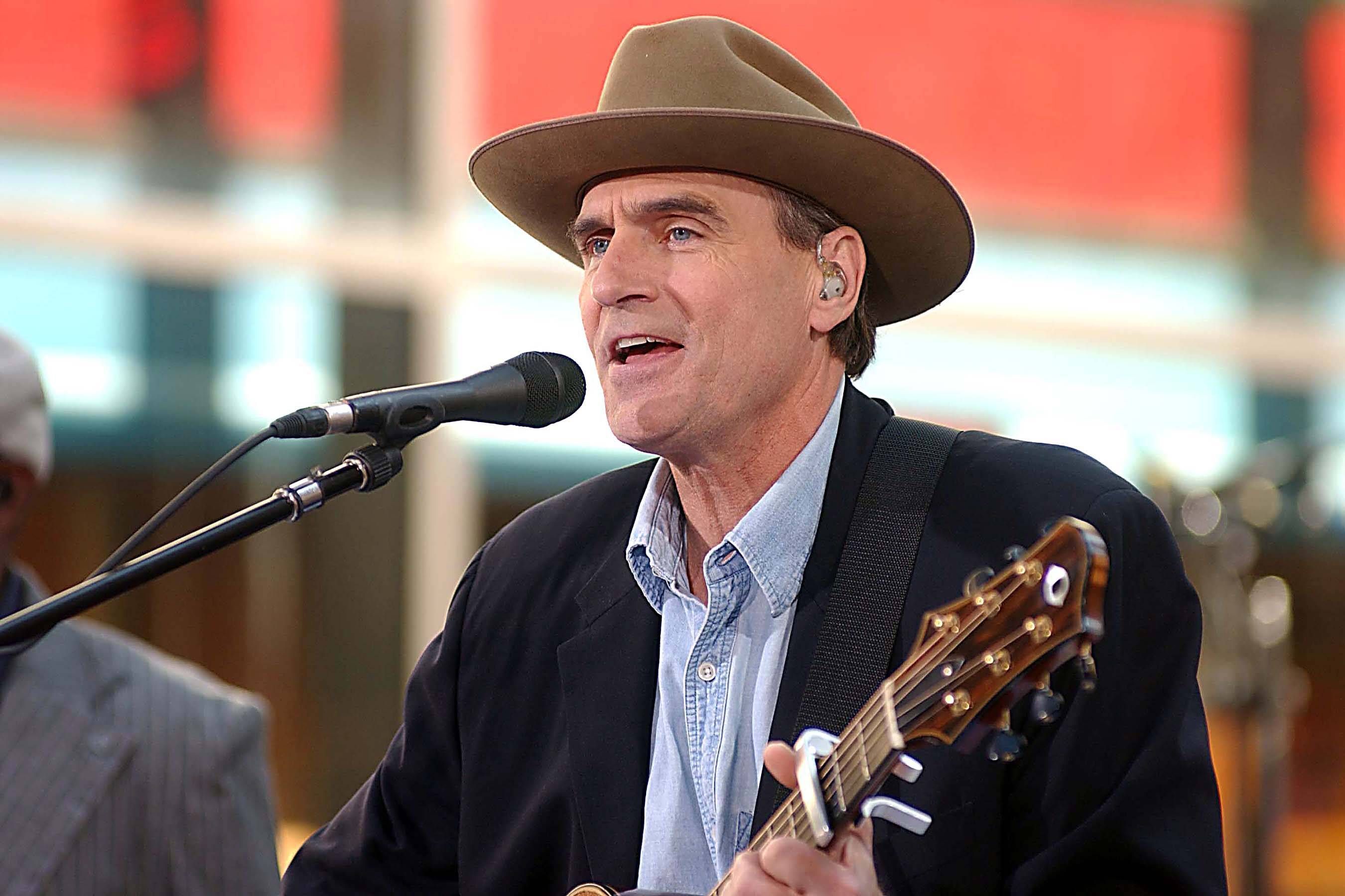 James Taylor bei einem Konzert 2005.