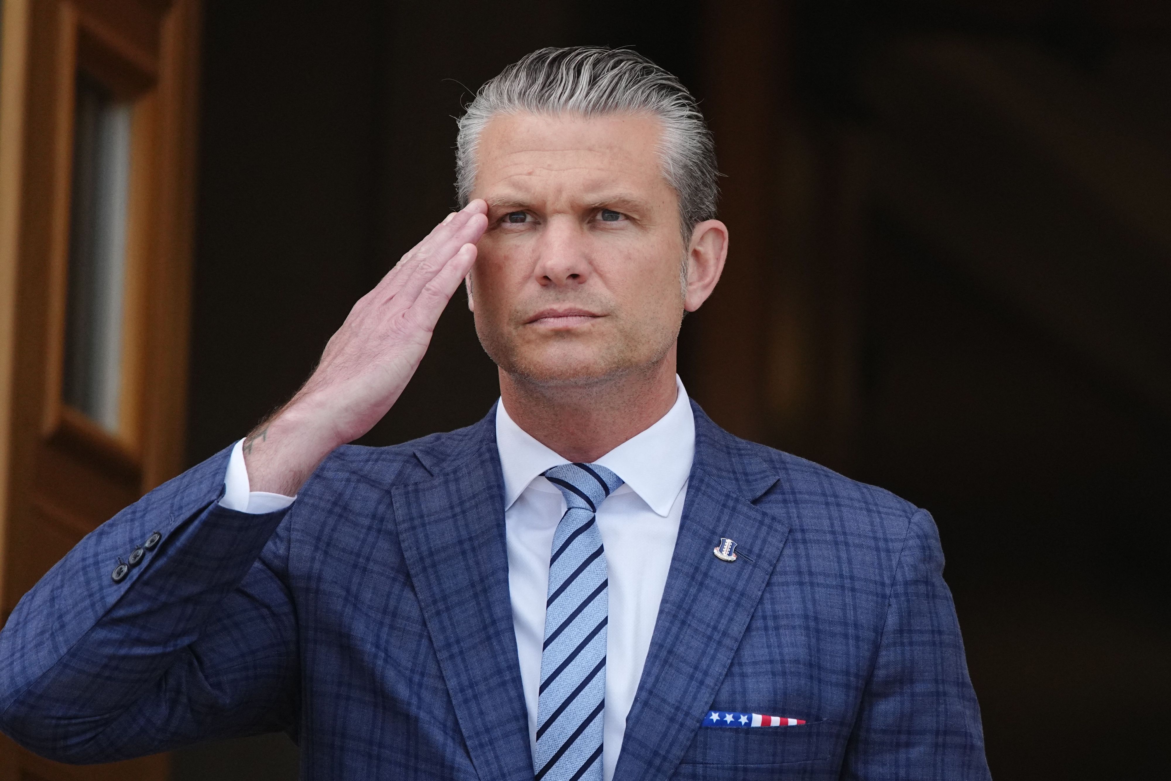 Pete Hegseth, US-Verteidigungsminister, salutiert, als er Bundesverteidigungsminister Pistorius am Pentagon empfängt.