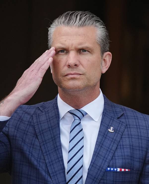 Pete Hegseth, US-Verteidigungsminister, salutiert, als er Bundesverteidigungsminister Pistorius am Pentagon empfängt.