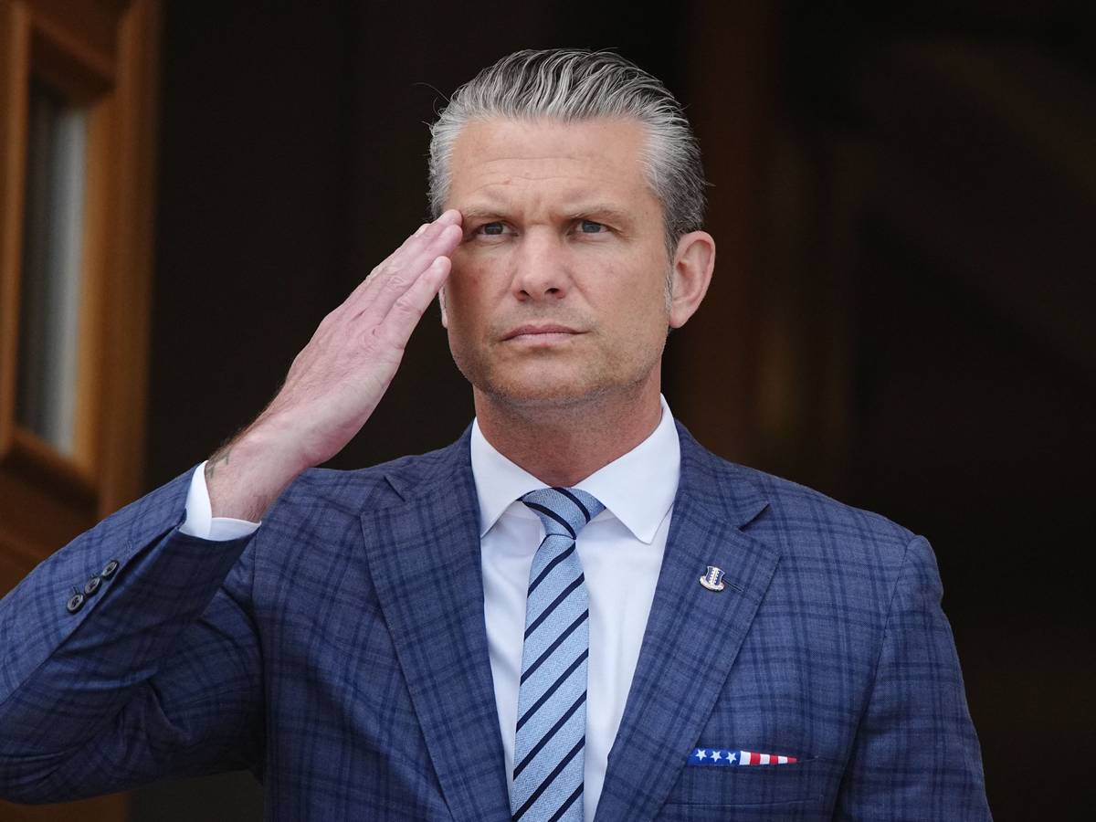 Pete Hegseth, US-Verteidigungsminister, salutiert, als er Bundesverteidigungsminister Pistorius am Pentagon empfängt.