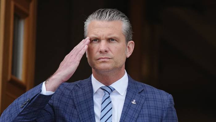 Pete Hegseth, US-Verteidigungsminister, salutiert, als er Bundesverteidigungsminister Pistorius am Pentagon empfängt.