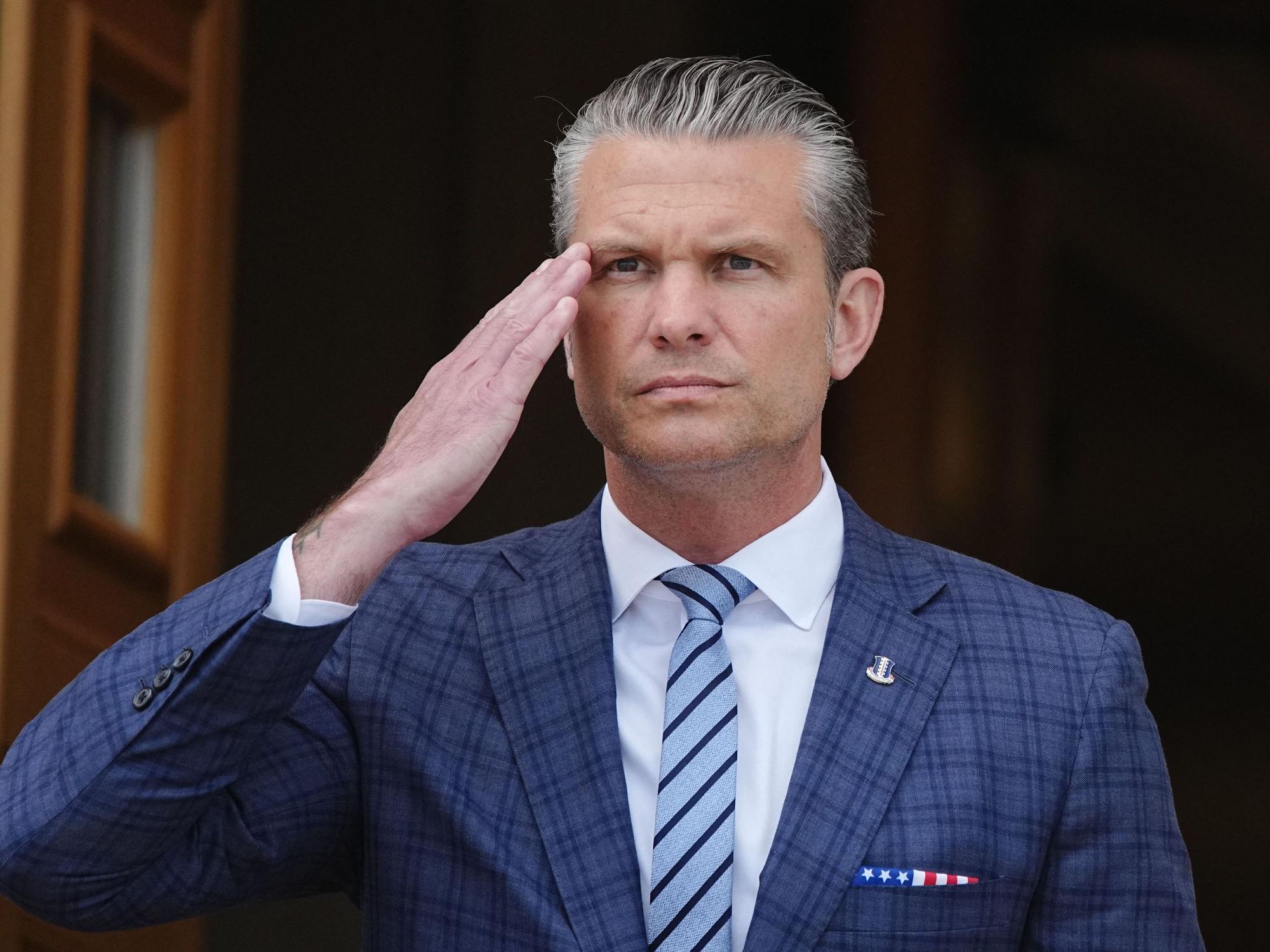 Pete Hegseth, US-Verteidigungsminister, salutiert, als er Bundesverteidigungsminister Pistorius am Pentagon empfängt.
