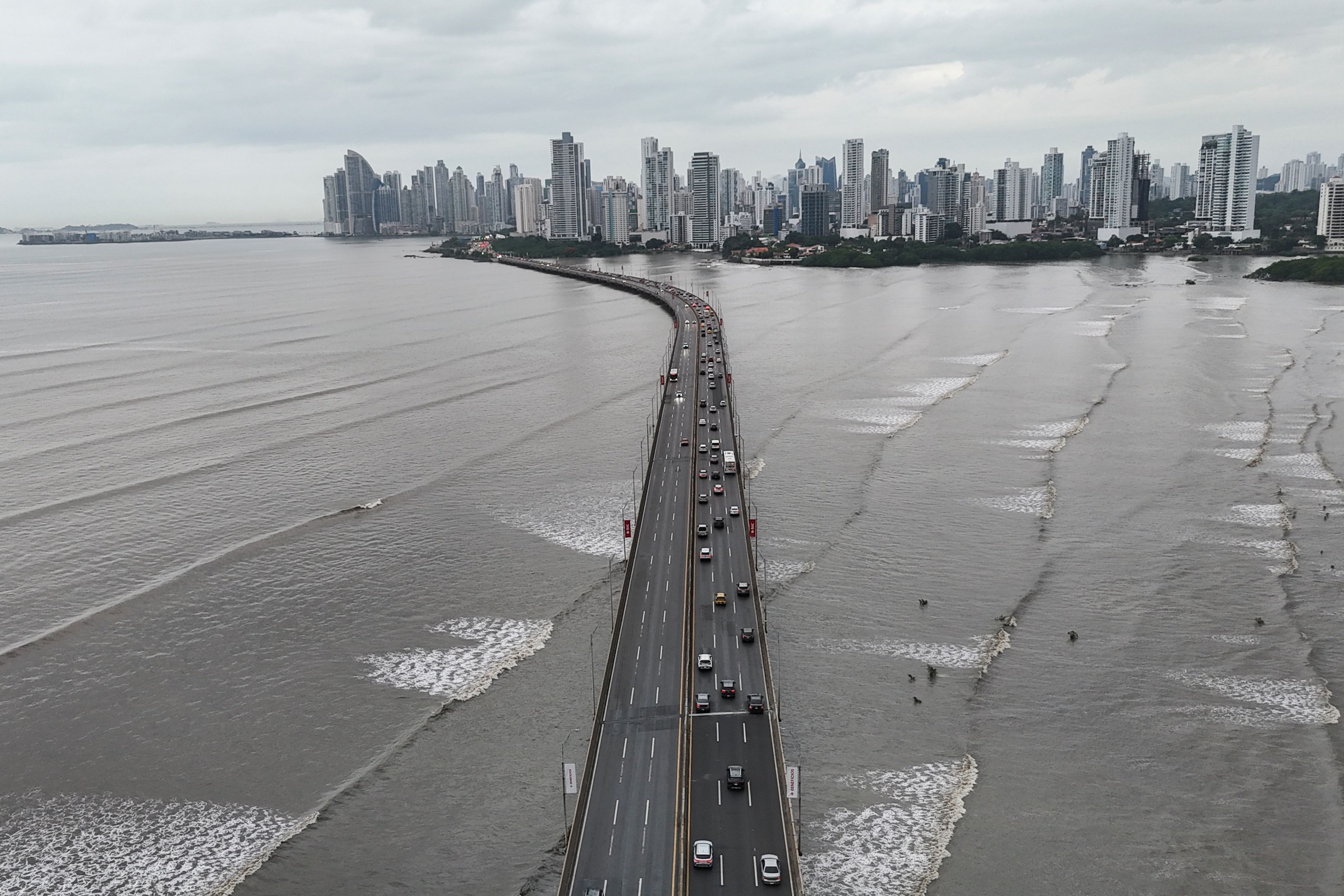 Panama-Stadt: Autos stehen auf der Panamericana-Autobahn in Panama-Stadt still. (Symbolbild)