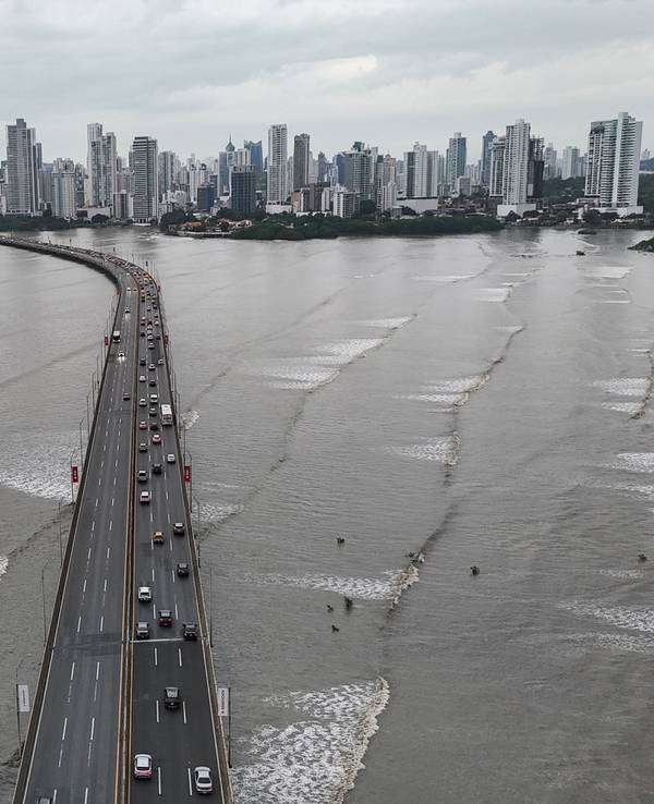 Panama-Stadt: Autos stehen auf der Panamericana-Autobahn in Panama-Stadt still. (Symbolbild)