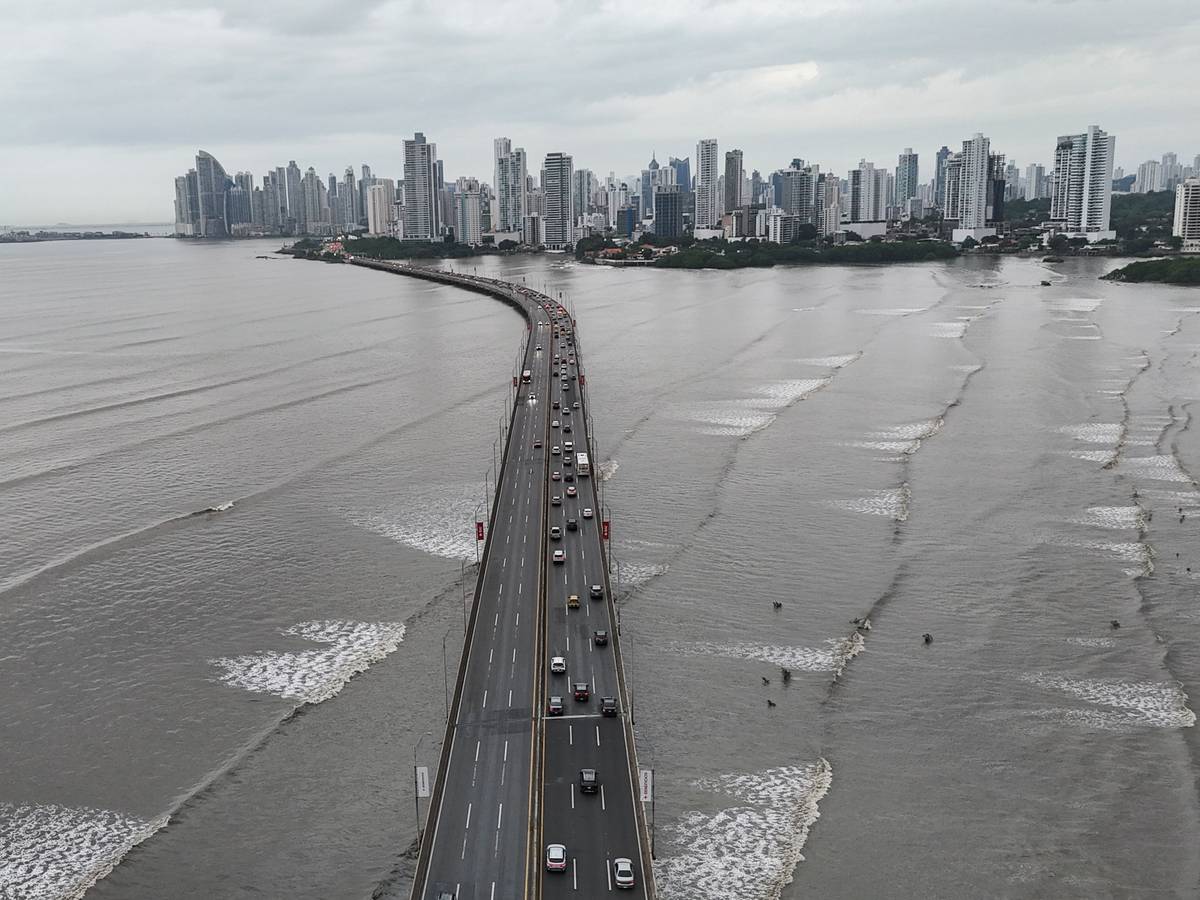 Panama-Stadt: Autos stehen auf der Panamericana-Autobahn in Panama-Stadt still. (Symbolbild)