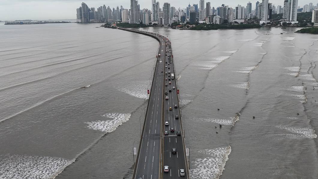 Panama-Stadt: Autos stehen auf der Panamericana-Autobahn in Panama-Stadt still. (Symbolbild)
