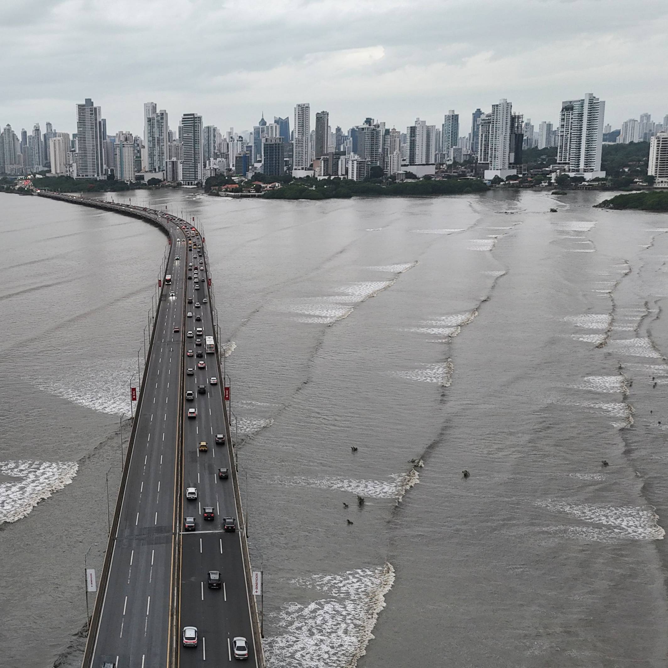 Panama-Stadt: Autos stehen auf der Panamericana-Autobahn in Panama-Stadt still. (Symbolbild)