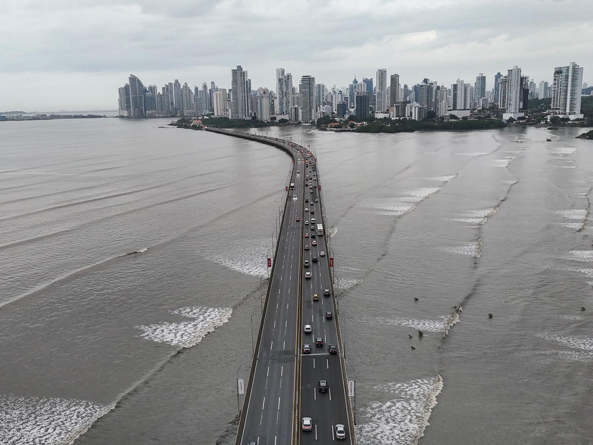 Panama-Stadt: Autos stehen auf der Panamericana-Autobahn in Panama-Stadt still. (Symbolbild)