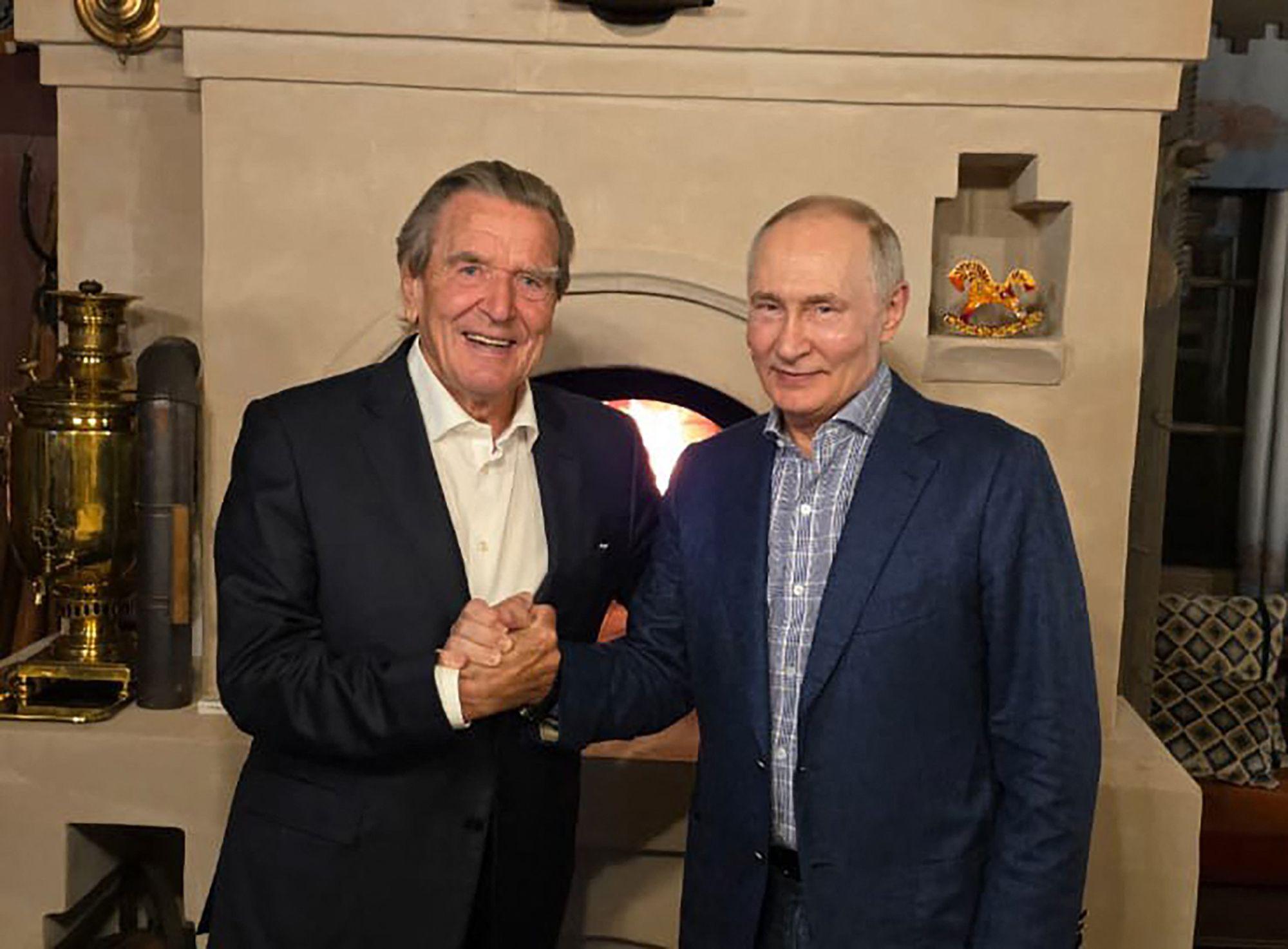 Verstehen sich offensichtlich ganz gut: Altkanzler Gerhard Schröder (links) neben dem russischen Präsidenten Wladimir Putin, während sie dessen Geburtstag feiern.