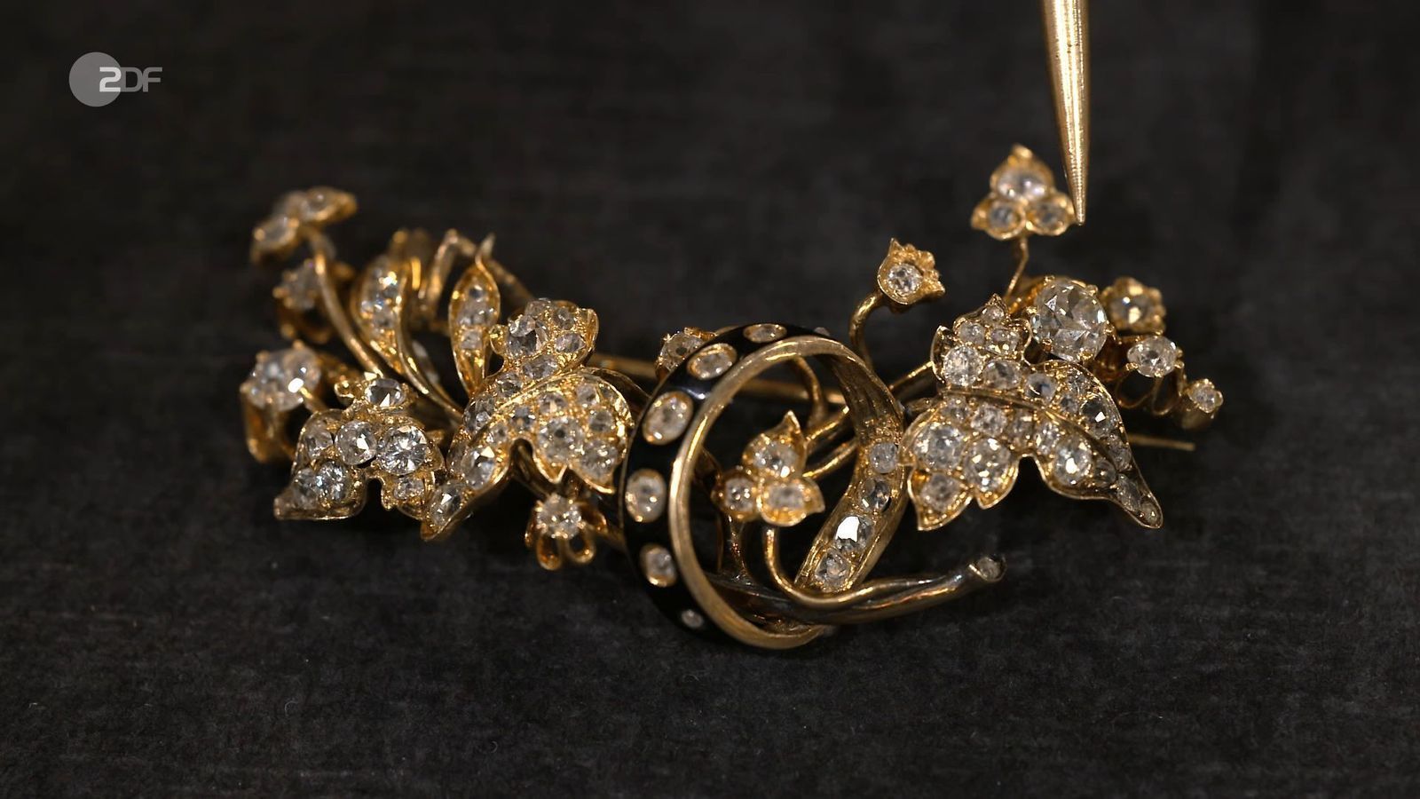Die Goldbrosche mit 5,5 Karat Diamanten und Emaille aus den 1860er-Jahren hatte einen Wert von 3.000 bis 3.500 Euro. Bei 2.000 Euro wurden sich Sarah Schreiber und die Verkäuferin einig. 
 (Bild: ZDF)