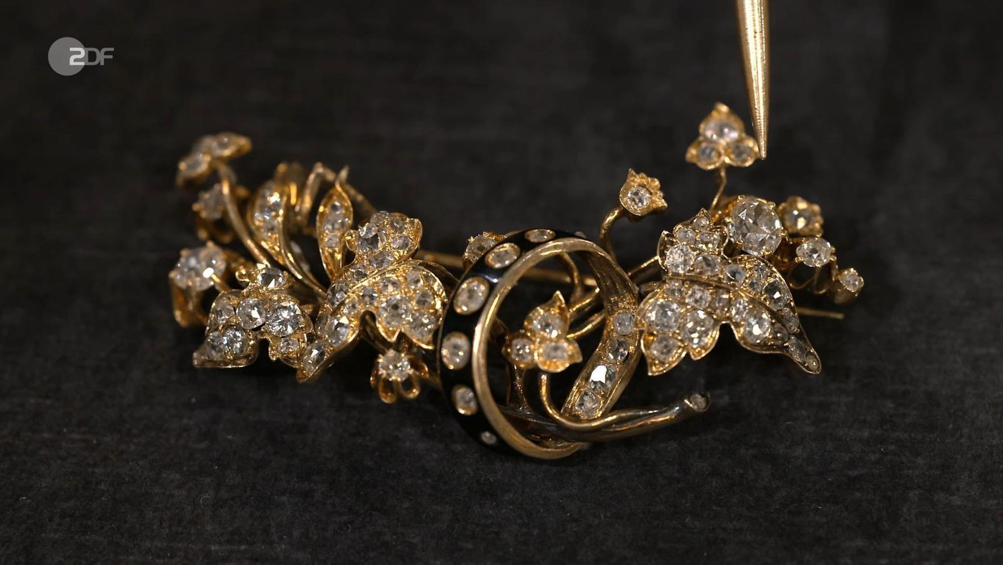 Die Goldbrosche mit 5,5 Karat Diamanten und Emaille aus den 1860er-Jahren hatte einen Wert von 3.000 bis 3.500 Euro. Bei 2.000 Euro wurden sich Sarah Schreiber und die Verkäuferin einig.
(Bild: ZDF)