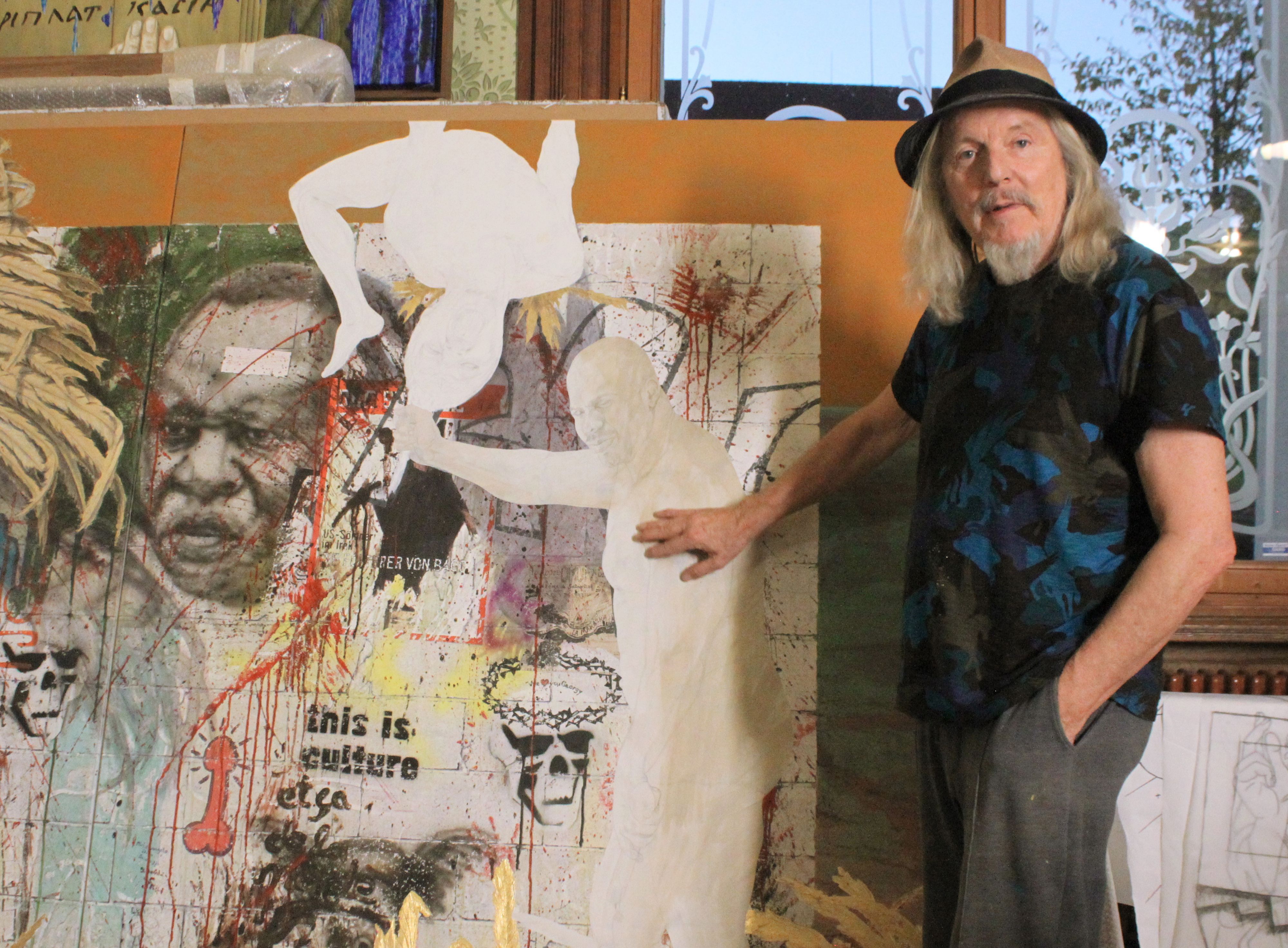 Der ehemalige Kunstfälscher Wolfgang Beltracchi steht in seinem Atelier am Vierwaldstätter See vor einem unfertigen Bild. Beltracchi will ein Gemälde zurück - und kämpft vor Gericht dafür. (Archivbild)