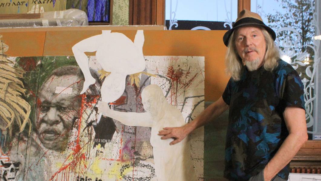 Der ehemalige Kunstfälscher Wolfgang Beltracchi steht in seinem Atelier am Vierwaldstätter See vor einem unfertigen Bild. Beltracchi will ein Gemälde zurück - und kämpft vor Gericht dafür. (Archivbild)
