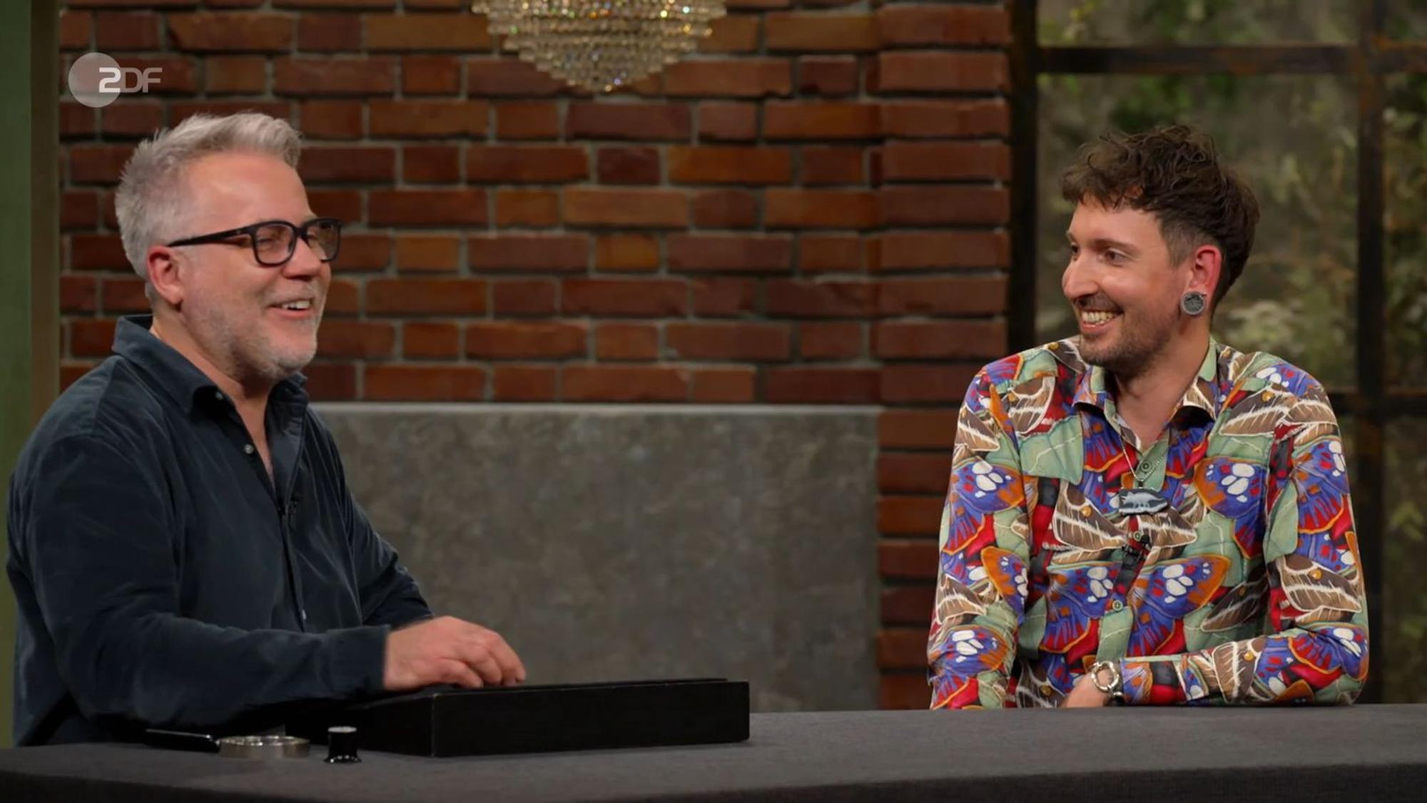 Nach einem heftigen Bieterduell mit Jan Cizek (links) schnappte sich Fabian Kahl das Buch für 170 Euro. Lisa Nüdling kommentierte das Duell: „Das gibt's auch nur zwischen Jungs.“
(Bild: ZDF)