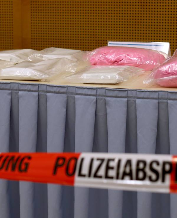 Die Polizei Köln präsentierte Waffen- und Drogenfunde.