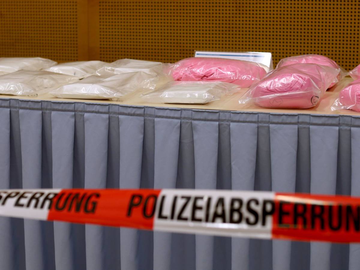 Die Polizei Köln präsentierte Waffen- und Drogenfunde.