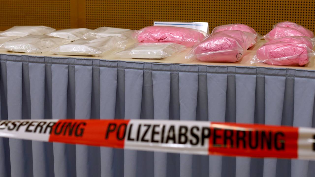 Die Polizei Köln präsentierte Waffen- und Drogenfunde.