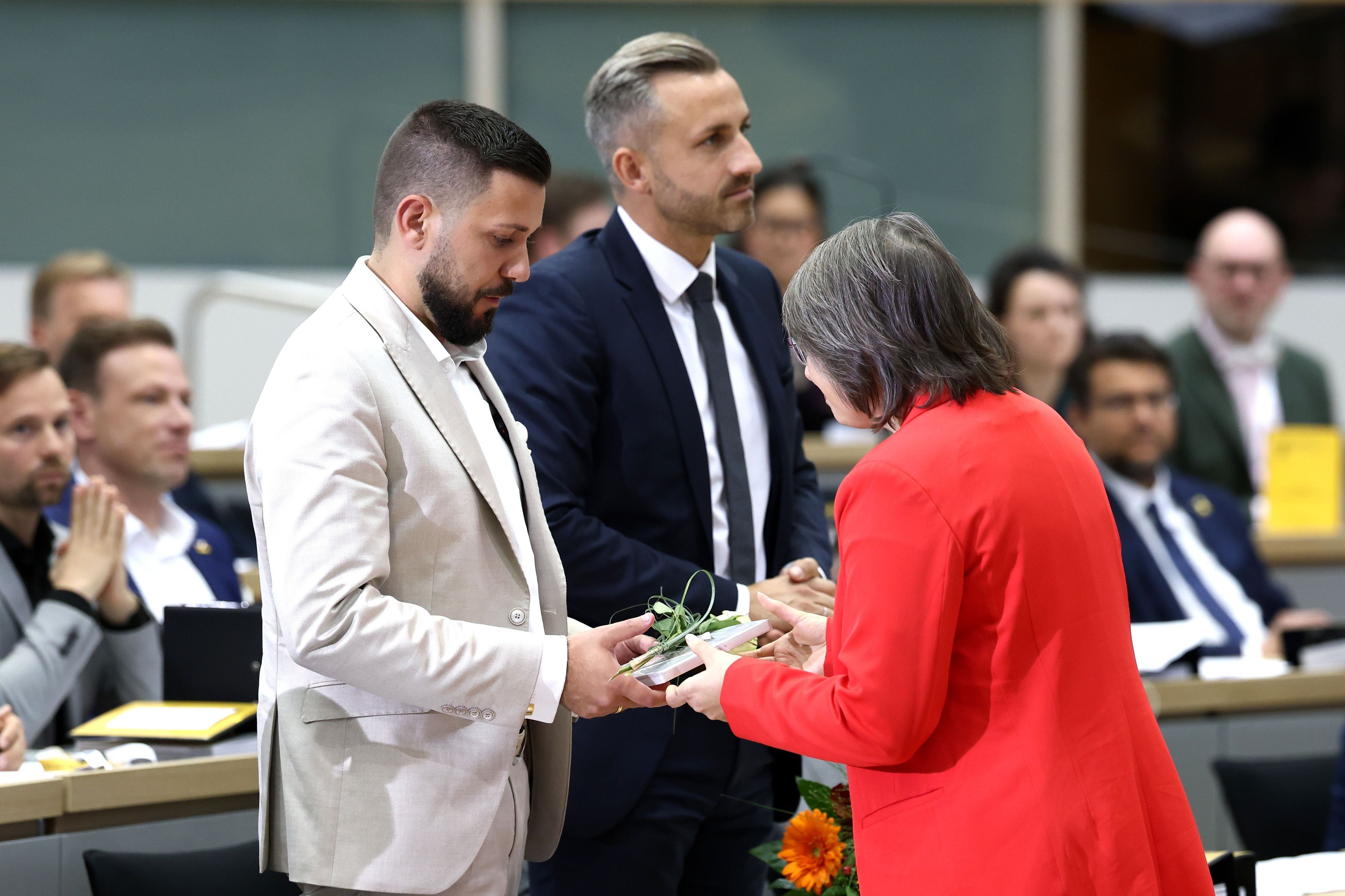 Ulrich Siegmund und Tobias Rausch bekommen Blumen überreicht.