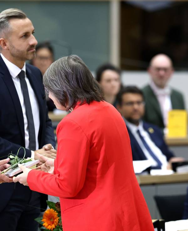 Ulrich Siegmund und Tobias Rausch bekommen Blumen überreicht.