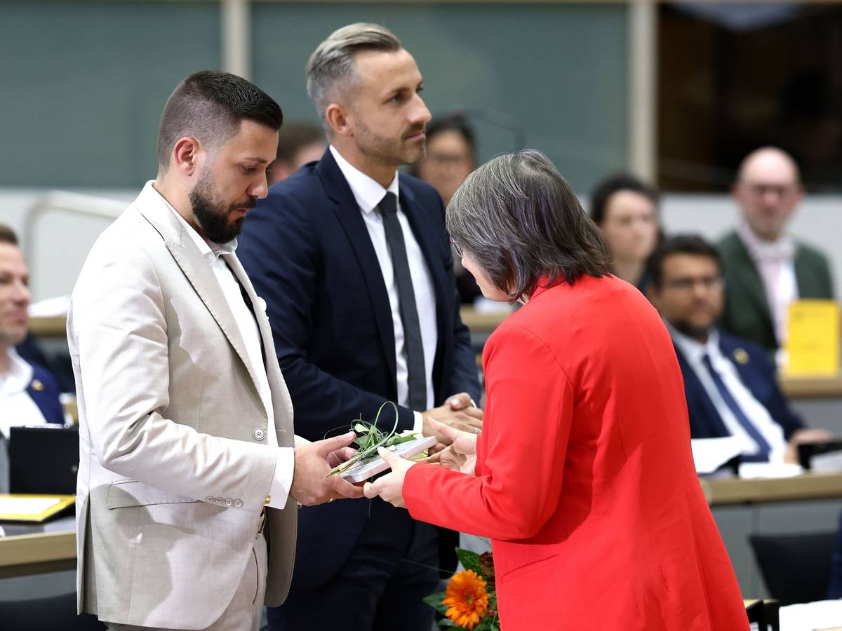 Ulrich Siegmund und Tobias Rausch bekommen Blumen überreicht.