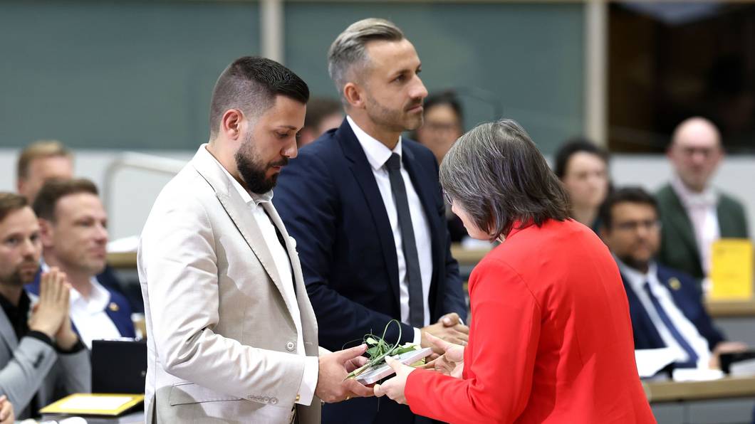 Ulrich Siegmund und Tobias Rausch bekommen Blumen überreicht.