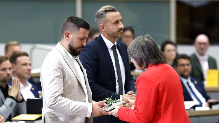 Ulrich Siegmund und Tobias Rausch bekommen Blumen überreicht.
