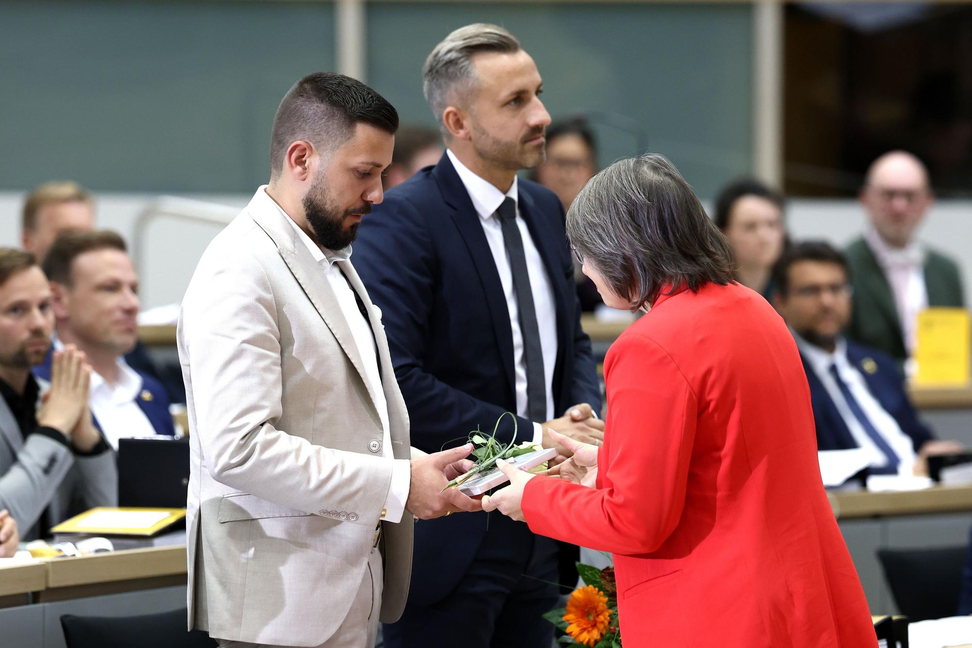 Ulrich Siegmund und Tobias Rausch bekommen Blumen überreicht.